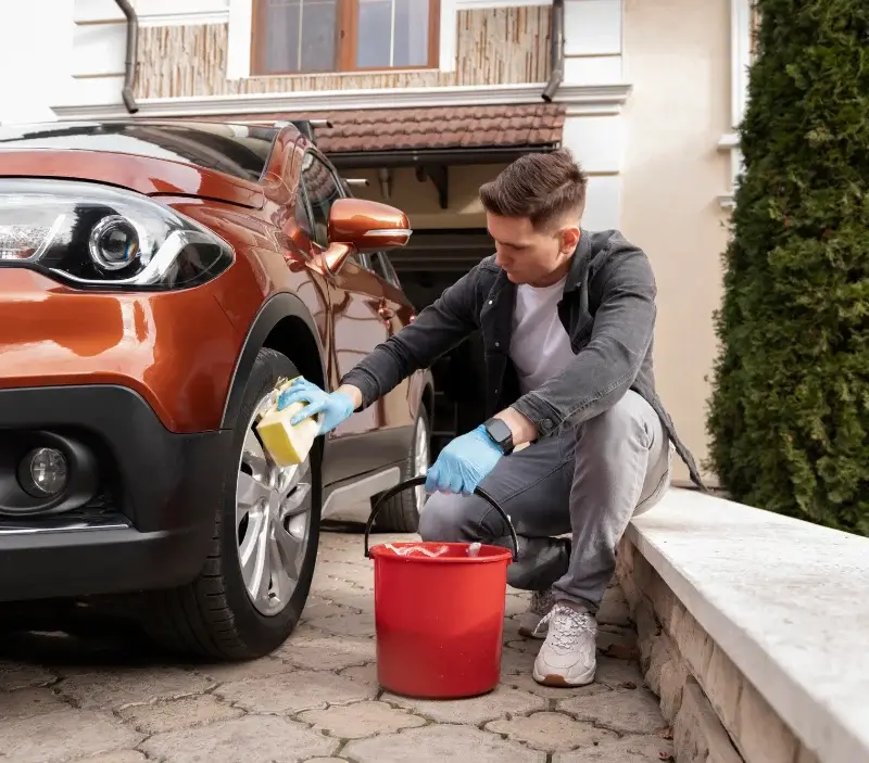 Lavage auto à domicile Tarentaise : professionnel intervenant sur un véhicule